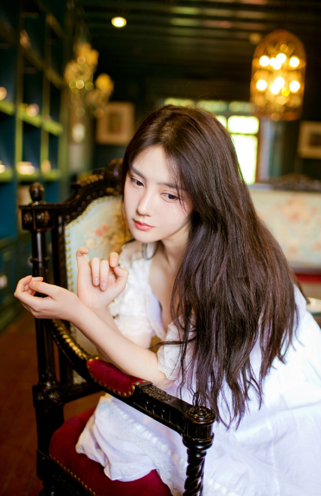 万水千山走遍中的世上的欢乐幸福，总结起来只有几种，而千行的眼泪，却有千种不同的疼痛，那打不开的泪结，只有交给时间去解。